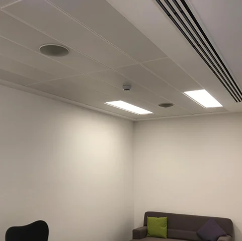 New suspended ceiling with linear diffusers in a commercial unit